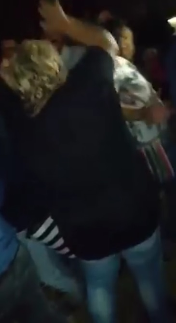Momentul în care un bărbat este prins de soție în timp ce dansa lasciv cu o brunetă sexy! Imaginile au devenit virale