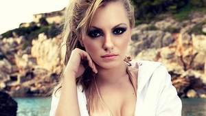 Alexandra Stan si-a schimbat din nou look-ul! Cantareata s-a tuns scurt si si-a schimbat culoarea parului! Cum arata acum