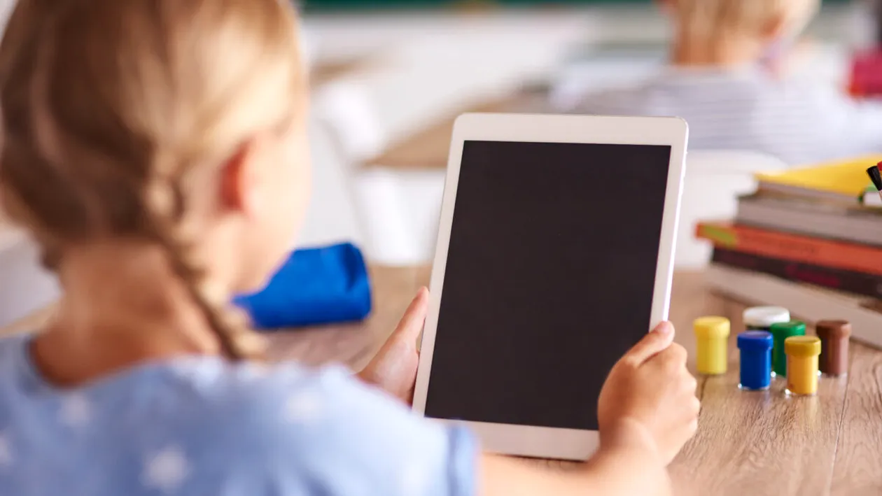 Au păstrat tabletele primite în programul Școala de acasă și s-au trezit cu mascații la ușă. Prejudiciu de aproape 17.000 de lei!