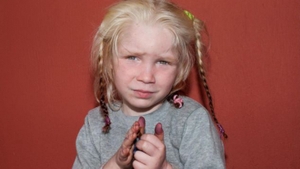 Fetita gasita intr-o tabara de romi din Grecia ar putea fi Madeleine Mccann. O femeie din ROMANIA ar fi dus-o acolo