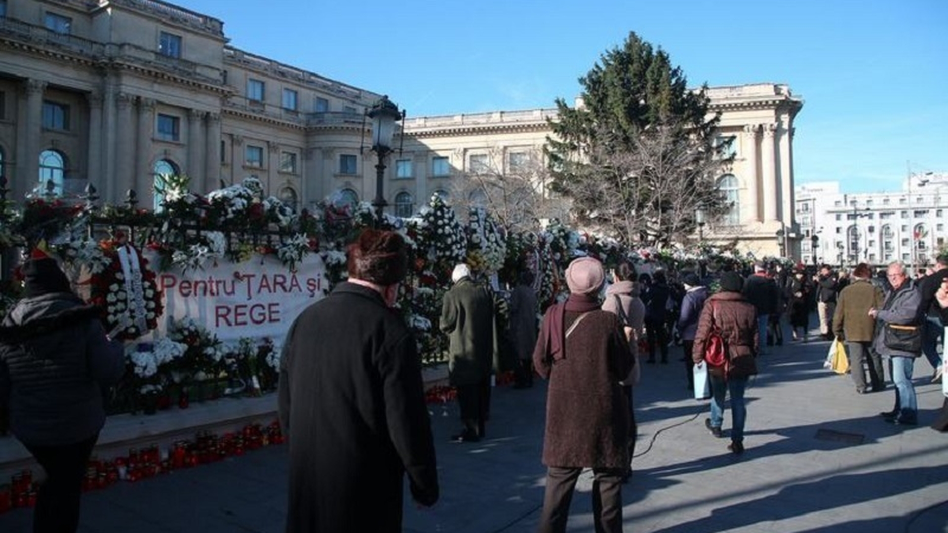 Mii de oameni i-au adus un ultim omagiu Regelui Mihai. Casa Regală, anunţ despre gestul făcut în memoria Majestăţii Sale Defuncte