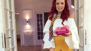Băieţelul ELENEI GHEORGHE i-a făcut o surpriză cântăreţei! Cum a surprins-o pe vedetă