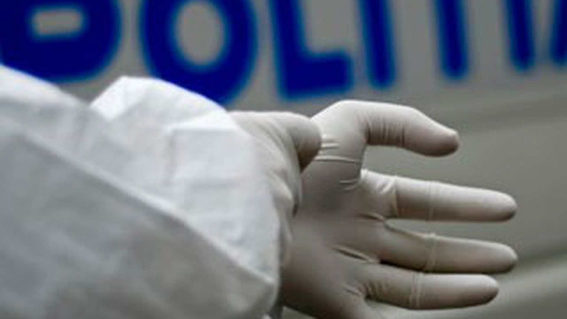 VIDEO Gasit mort pe marginea drumului! Cadavrul unei barbat a fost devorat de caini!