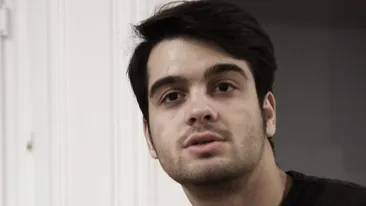 Chiar e un loverboy veritabil! Seara bruna, ziua blonda! Atunci cand vrea sa fluiere, George Pistereanu reuseste doar... cu doua!