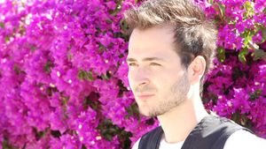 Edward Maya, surprins de paparazzi in club! Ce face cantaretul in preajma Sarbatorilor