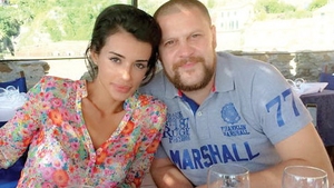Fiica unei celebre soliste de noi a invatat de la mama ei cum sa-si tina barbatul aproape: “Daca e tampit si...”