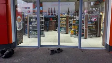 Imaginile care au impresionat o ţară întreagă! De teamă să nu facă mizerie, o bătrânică din Moldova s-a descălţat la intrarea în magazin: „O lecţie de bun-simţ!”