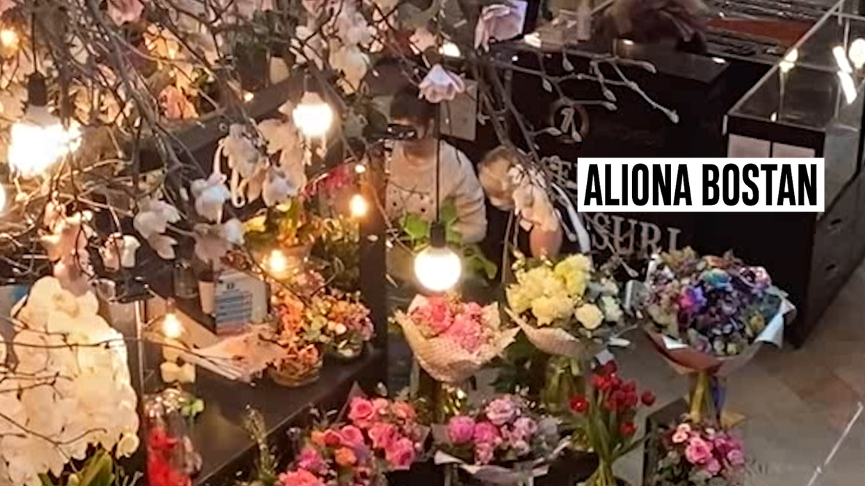 Regina "Purcari” la florăria din mall