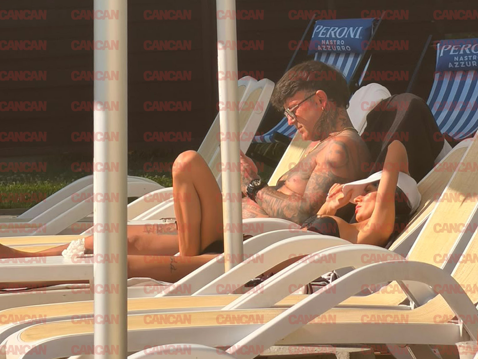 Apoi, el și iubita s-au relaxat pe șezlong