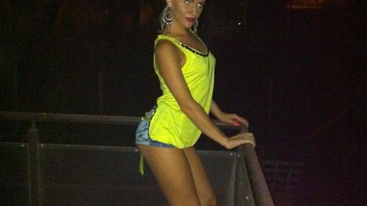 Este blonda, sexoasa si stie sa-si imite idolul! Anda Adam are o sosie destul de reusita in Cluj-Napoca! Imagini sugestive!