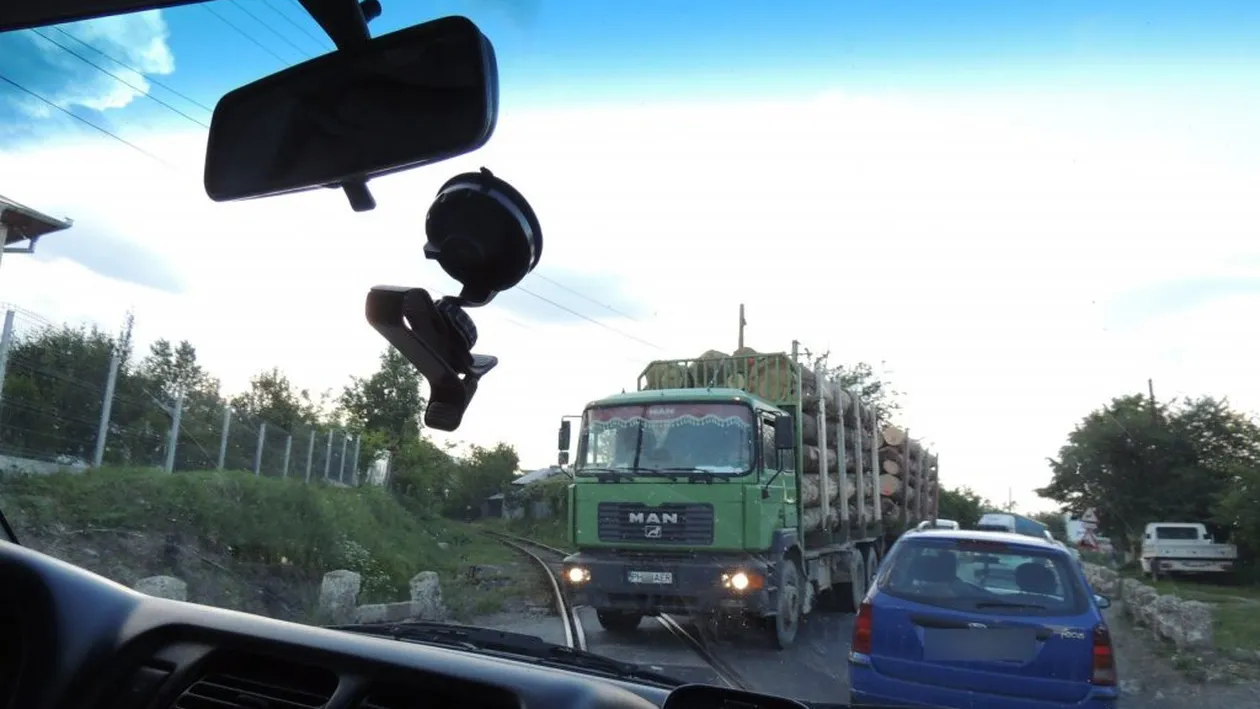 Culmea ironiei! Ce număr avea la mașină un camion care transporta lemne