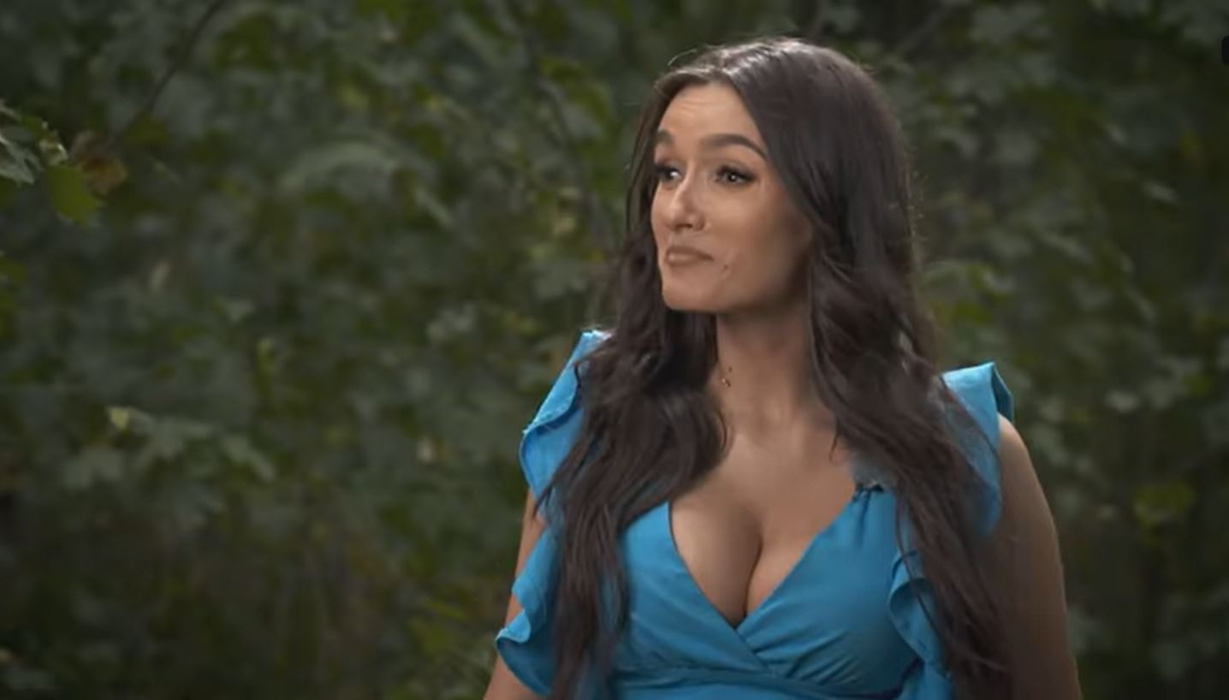 Viviana Sposub și George Burcea, săruturi și atingeri fierbinți în pat, în timp ce restul concurenților din Fermă s-au pus la somn | FOTO & VIDEO