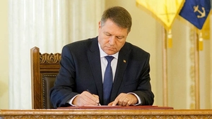 Gestul făcut de Klaus Iohannis când a văzut un cerșetor i-a lăsat pe toți fără cuvinte. S-a întâmplat pe străzile din Sibiu