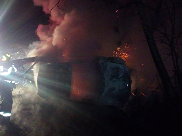 FOTO + VIDEO. Drama unui bărbat din județul Vaslui. La un pas sa arda de viu, în mașina incendiată!