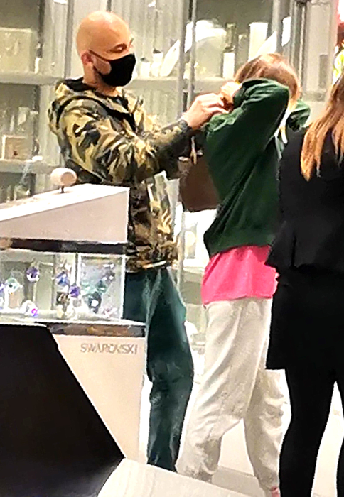 Alexandra Stan, la shopping cu "bodyguardul" după ce ar fi primit amenințări
