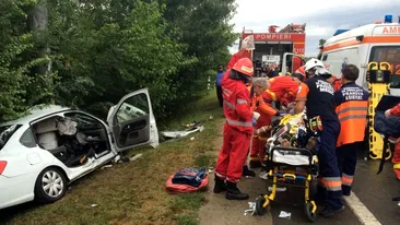 Patru persoane rănite, una în comă, după ce o mașină s-a răsturnat în Prahova