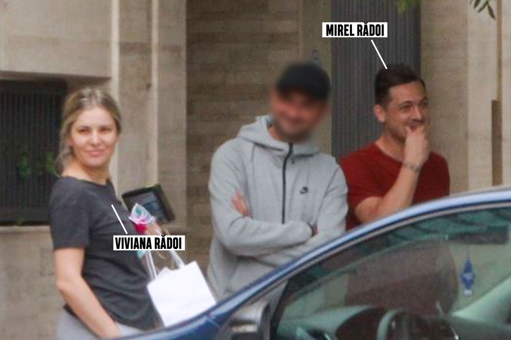 Mirel, Viviana și unul dintre amicii lor, cu zâmbetul pe buze