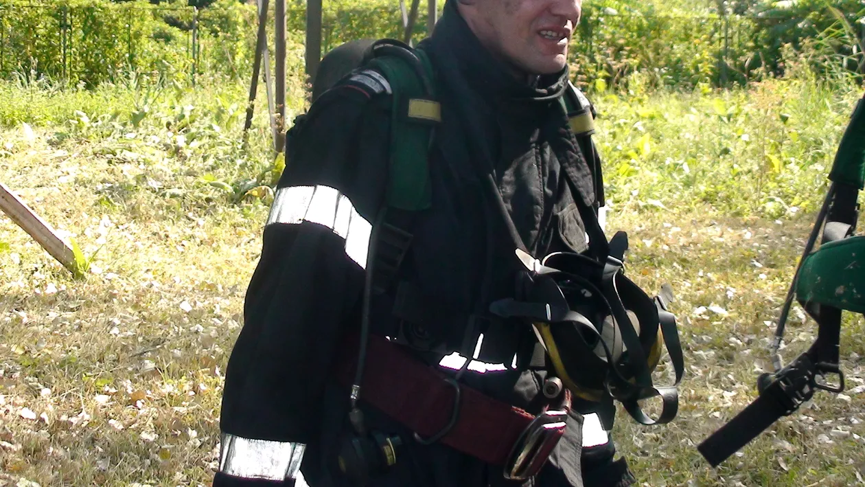 Pompier-erou, la Oradea: A intrat într-o magazie în care explodau butelii, ca să salveze un câine