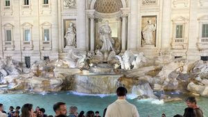 Ce-a putut să pățească un turist de 30 de ani care a plonjat în Fontana di Trevi. Poliția a intrat imediat pe fir!