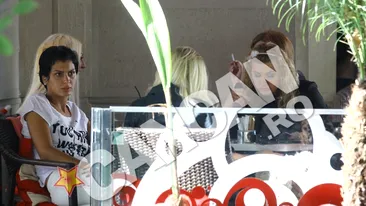 Semnele pubertatii se vad inca pe chipul ei! Pamfile a iesit la terasa nemachiata sI plina de cosuri. Chiar n-are nimic de ascuns?