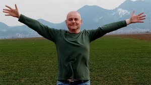 Povestea fabuloasă de dragoste dintre un brașovean divorțat și o bucureșteancă (încă) măritată. S-au cunoscut pe net, într-un joc online, dar ce a urmat depășește orice imaginație