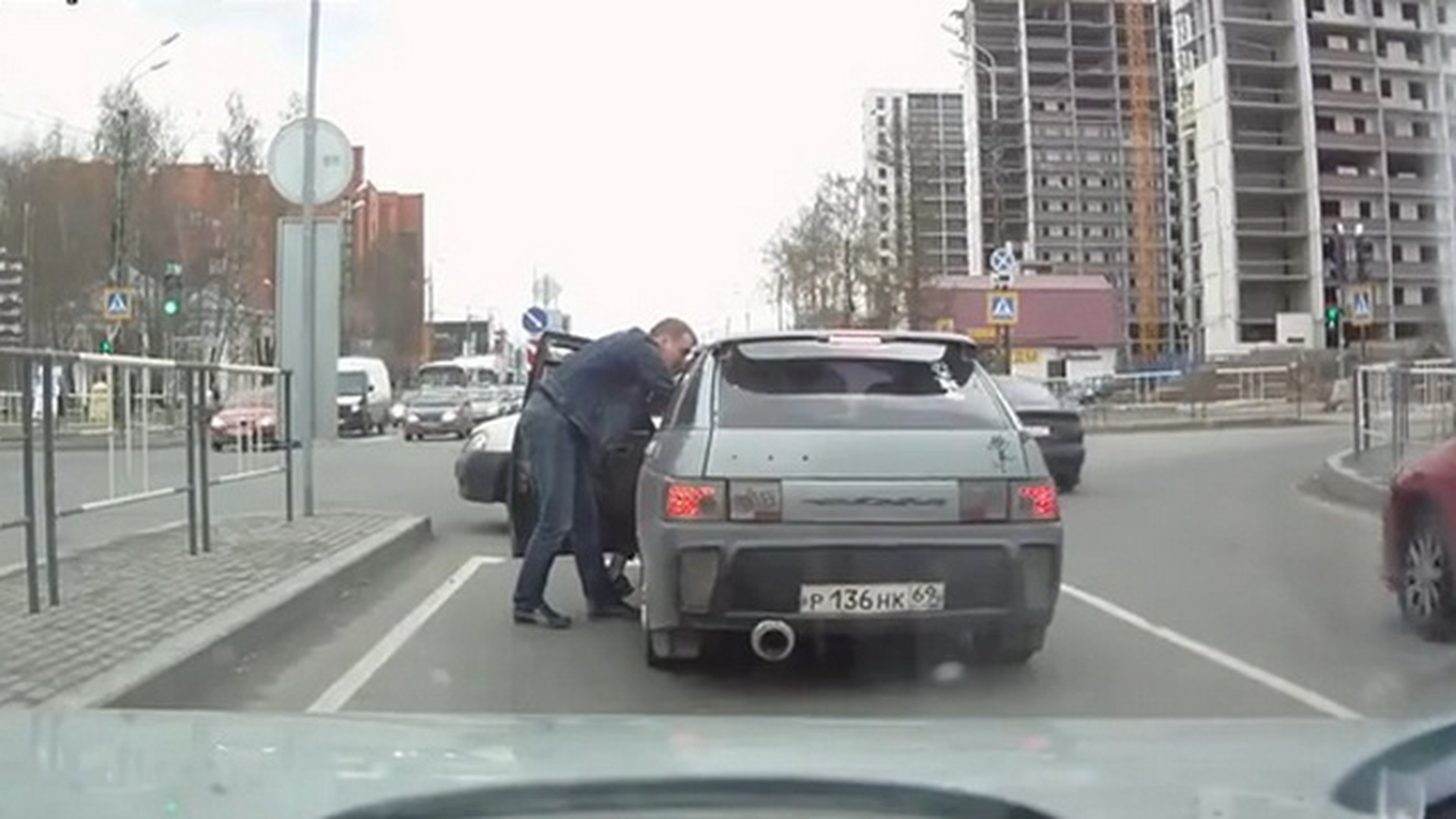 Corectie aplicata unui sofer indisciplinat in trafic! L-a blocat la semafor, i-a deschis portiera, iar apoi...