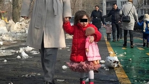 Bucureştenii se plimbau liniştiţi prin parc când şi-a făcut apariţia cu copilul! Nu le-a venit să credă că e chiar ea
