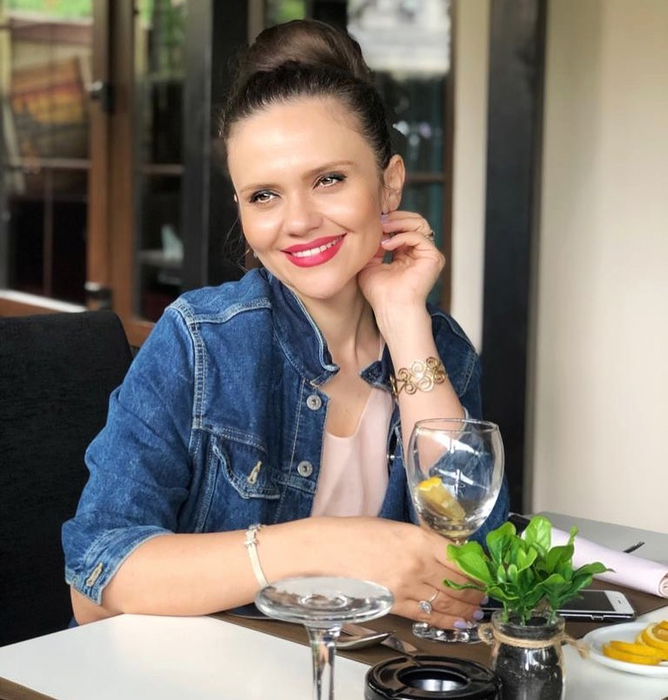 Cristina Șișcanu, criticată după ce a apărut în costume de baie sexy pe litoral. “Mai multă tonifiere nu ar strica”