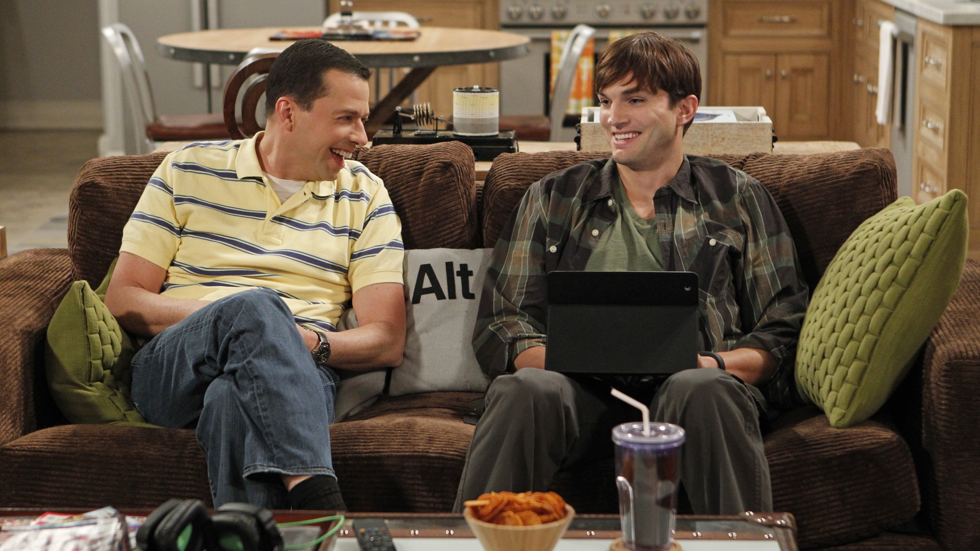 Ashton Kutcher vine la Pro Tv in sezonul 9 din “Doi barbati si jumatate”