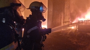 Incendiu de proporții la o fabrică de polistiren din Dâmboviţa. Autoritățile au emis mesaj Ro-Alert