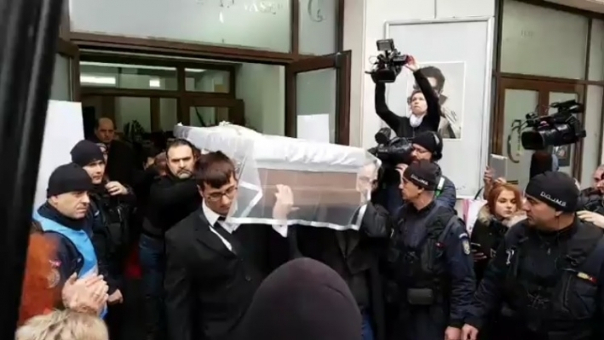 Semn rău la înmormântarea Stelei Popescu! Când au văzut ce s-a întâmplat, oamenii şi-au făcut cruce