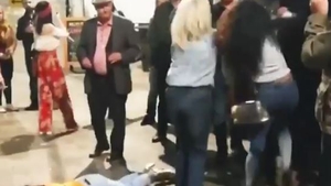 Scene uluitoare în fața unui club! Trei ”bunăciuni” sunt tăvălite de bodyguarzi! Dar nici ele nu stau cu mâinile în sân VIDEO