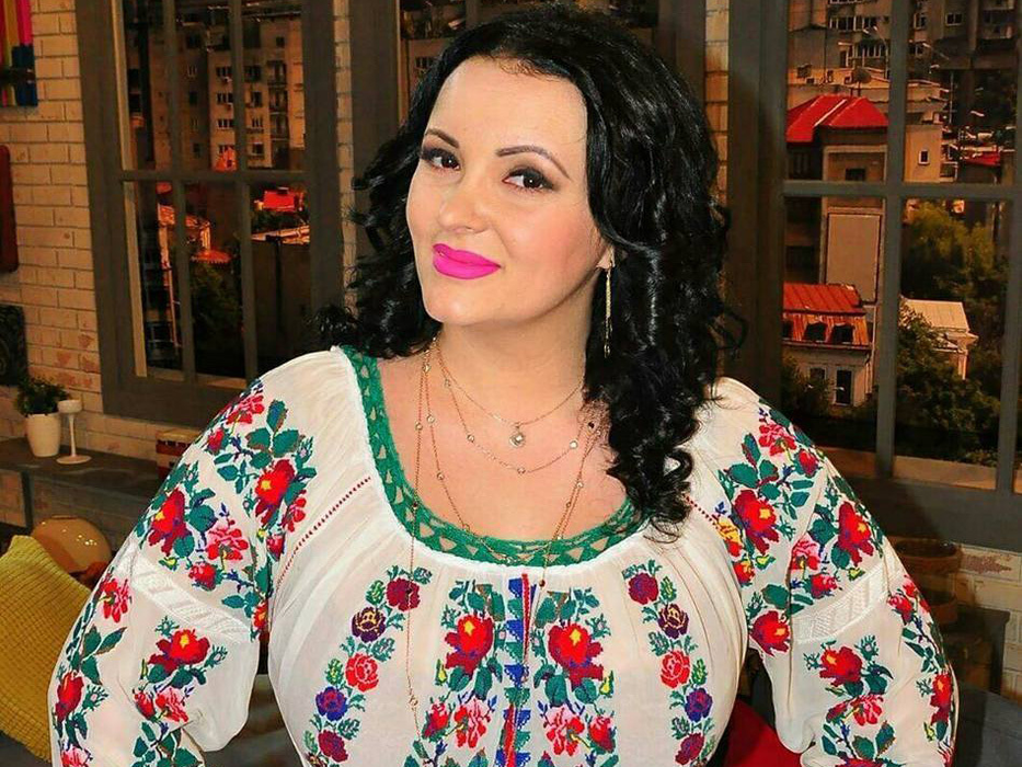 Silvana Rîciu, aşa cum n-ai mai văzut-o până acum! Şi-a luat costumul de baie şi s-a aşezat pe marginea piscinei…