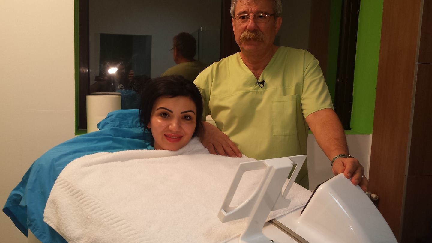Adriana Bahmuţeanu a făcut publice imagini din timpul intervenţiei în zona intimă: ”Se introduce un tub minuscul cu aer...”