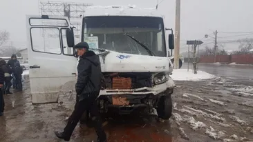 Accident groaznic pe DN1! Un microbuz cu 21 de oameni a intrat într-o autoutilitară