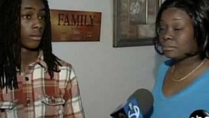 VIDEO Un politist din Newark filmat in timp ce batea un adolescent