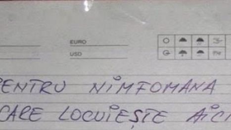 Românca avea o viaţă amoroasă extrem de zgomotoasă, se auzea prin toţi pereţii. Disperaţi, vecinii i-au lipit un mesaj incredibil pe uşă!
