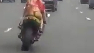 VIDEO Cu fusta-n cap pe un motor la 100 kilometri la ora! Vezi ce priveliste le-a oferit tanara fata soferilor de pe autostrada!