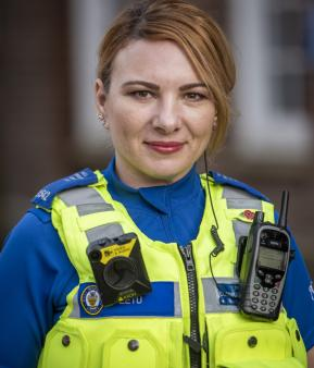 Simona este polițist în cadrul Poliției West Midlands