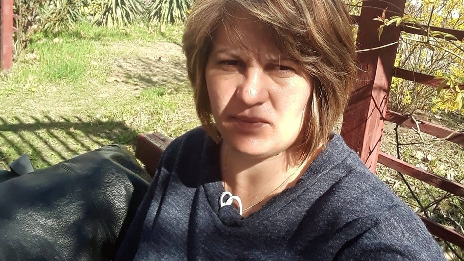 Bebeluşul abandonat de mamă într-o casă părăsită din Olt a fost luat de familia tatălui