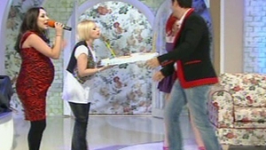 Andra i-a cantat "La multi ani, tati" lui Maruta si i-a dat un tort in forma de carucior