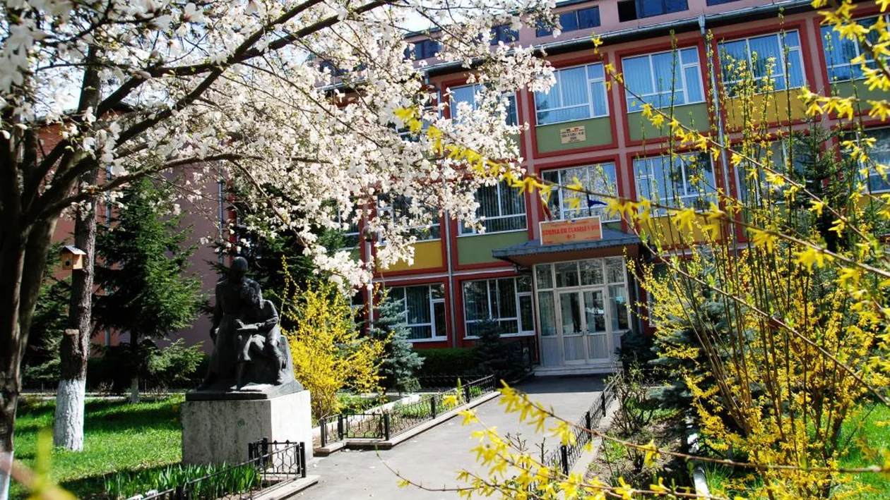 Un elev din Suceava, bătut de trei colegi chiar la școală!