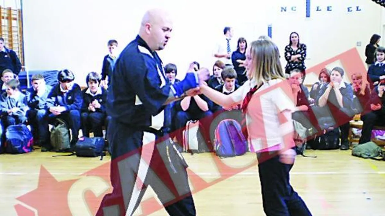 A spart 55 de caramizi in cinci secunde