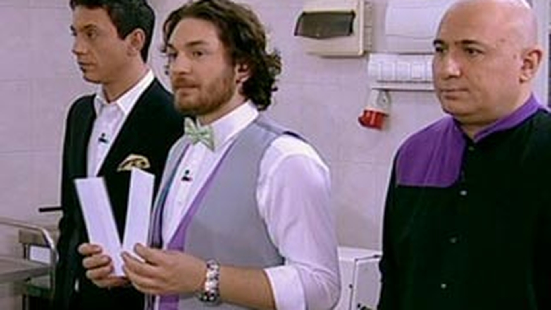 Haos total la Masterchef! Concurentii au fost la un pas sa se mutileze: s-au ars, s-au taiat si au dat-o in bara cu gatitul!