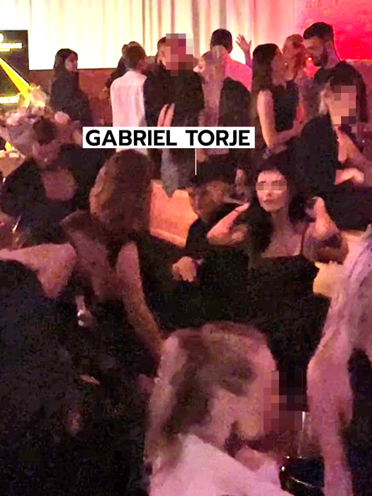 Gabriel Torje stă la masă, înconjurat de fete (SURSA FOTO: CANCAN.RO)