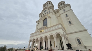 Incident NEAȘTEPTAT la sfințirea Catedralei Mântuirii Neamului! Un bărbat a fost reținut de jandarmi