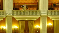 Când disperarea a căzut din balconul Parlamentului. Ce ne amintim azi despre gestul lui Adrian Sobaru