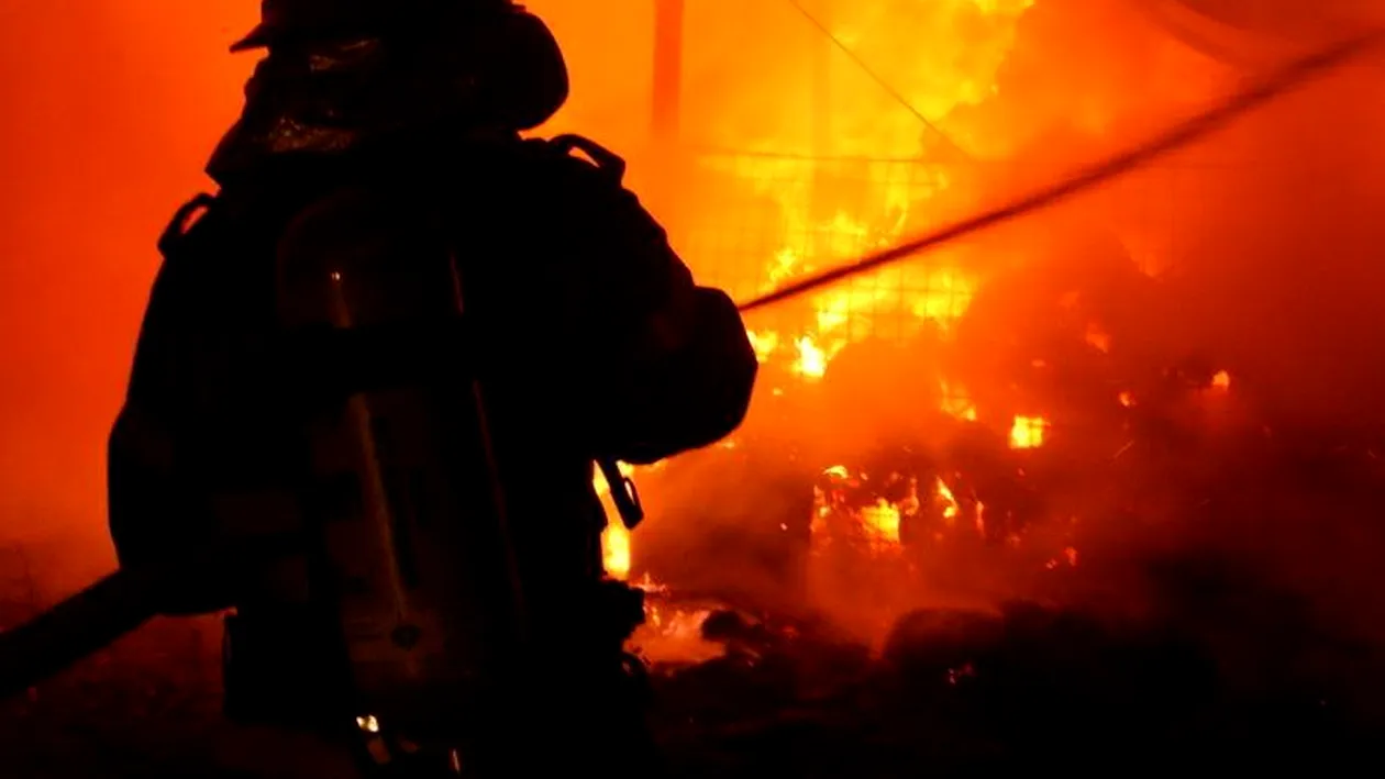 Incendiu puternic la Braşov! O cabană a ars din temelii, iar un copil de 9 ani se afla în interior