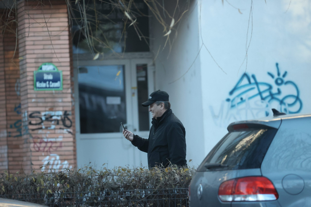 Nea Mărin, în așteptarea soției lui, care a intrat în clinica medicală