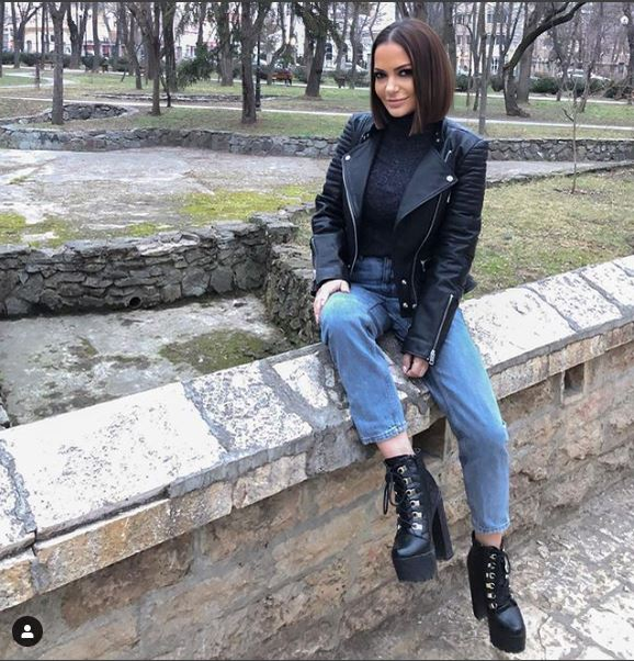 Andreea Antonescu, găsită beată criță de Poliție! Cântăreața a reclamat la 112 că a fost sechestrată. Ce au descoperit oamenii legii
